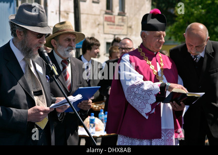 Dr. Jonathan Webber und Diakon der Gemeinde Brzostek, Fr. Dr. Jan Cebulak, auf die erneute Weihe des Brzosteks jüdischen Friedhofs Stockfoto