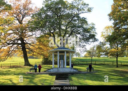 Runnymede, Surrey, UK. 15. November 2013. Das herbstliche Farbenspiel sah fabelhaft in der Sonne, in der Magna Carta-Gedenkstätte in der Nähe der Themse bei Runnymede. Bildnachweis: Julia Gavin/Alamy Live-Nachrichten Stockfoto