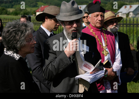 Dr. Jonathan Webber und Diakon der Gemeinde Brzostek, Fr. Dr. Jan Cebulak, auf die erneute Weihe des Brzosteks jüdischen Friedhofs Stockfoto