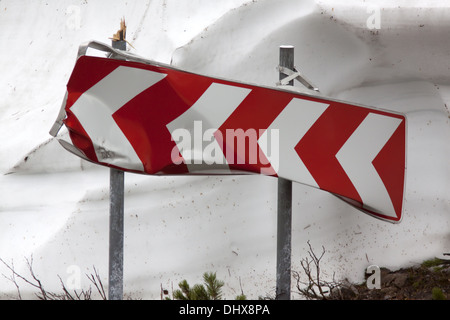 Direktionale Straßenschild beschädigt, im Winter Stockfoto