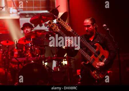 Lee Pomeroy auf doppelte necked Gitarrenspiel mit Steve Hackett Genesis Revisted Tour in Liverpool Mai 2013 Stockfoto