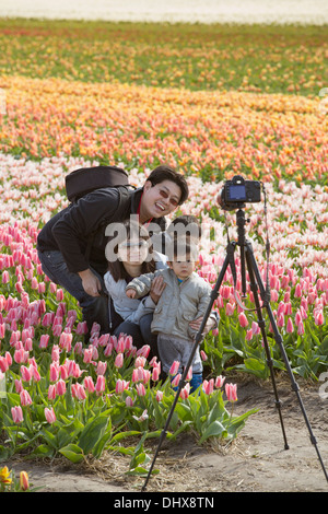 Niederlande, Lisse, asiatischen Familie posiert in Tulpenfeld Stockfoto