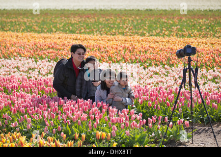 Niederlande, Lisse, asiatischen Familie posiert in Tulpenfeld Stockfoto