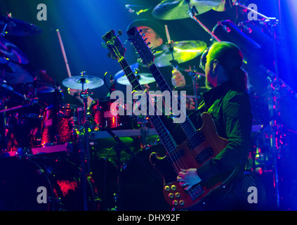 Lee Pomeroy auf doppelte necked Gitarrenspiel mit Steve Hackett Genesis Revisted Tour in Liverpool Mai 2013 Stockfoto