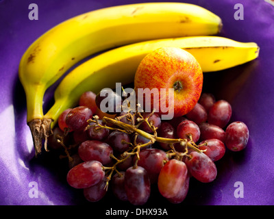 Obst in eine bunte Schüssel. Stockfoto