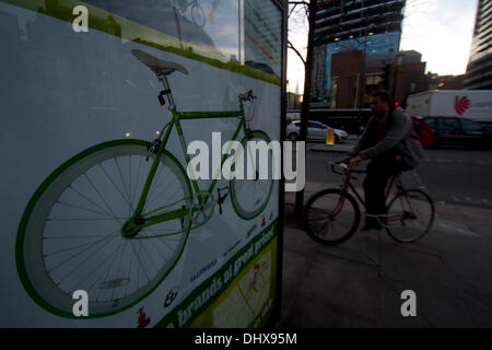 London UK. 15. November 2013. London-Radsport-Sicherheit kommt unter die Lupe genommen, die nach dem Tod von 5 Radfahrer von Kollisionen mit Lastkraftwagen und Busse des öffentlichen Verkehrs auf Londons Straßen in den letzten 10 Tagen. Bürgermeister Boris Johnson hat Forderungen konfrontiert, für mehr getrennte Routen Credit Zyklus: Amer Ghazzal/Alamy Live-Nachrichten Stockfoto