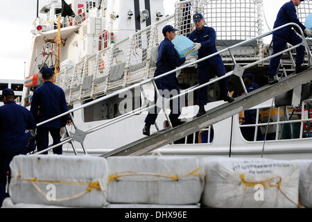 Port Everglades, Florida, USA. 15. November 2013. US Küstenwache entlädt einundvierzig Ballen Kokain Wert $ 40 Millionen Dollar von der Coast Guard Cutter kräftig während einer Droge entlasten 15. November 2013 in Port Everglades, Florida. Die Medikamente sind die Ergebnisse der beiden Verbote im Rahmen der Operation Martillo durchgeführt. Bildnachweis: Planetpix/Alamy Live-Nachrichten Stockfoto