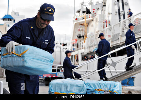 Port Everglades, Florida, USA. 15. November 2013. US Küstenwache entlädt einundvierzig Ballen Kokain Wert $ 40 Millionen Dollar von der Coast Guard Cutter kräftig während einer Droge entlasten 15. November 2013 in Port Everglades, Florida. Die Medikamente sind die Ergebnisse der beiden Verbote im Rahmen der Operation Martillo durchgeführt. Bildnachweis: Planetpix/Alamy Live-Nachrichten Stockfoto