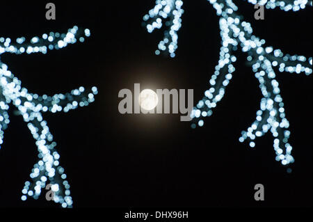 Regent Street, London, UK. 15. November 2013. Der Mond aufgeht über die Weihnachtsdekoration in der Regent Street. Bildnachweis: Matthew Chattle/Alamy Live-Nachrichten Stockfoto