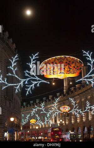 Regent Street, London, UK. 15. November 2013. Der Mond aufgeht über die Weihnachtsdekoration in der Regent Street. Bildnachweis: Matthew Chattle/Alamy Live-Nachrichten Stockfoto