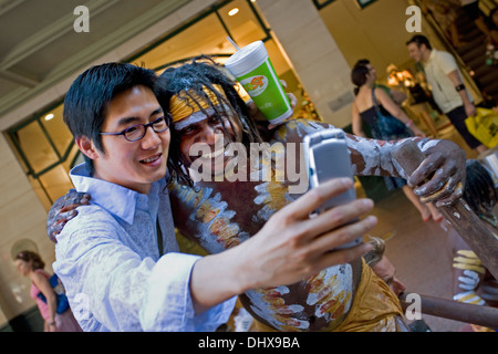 Australien, Sydney, Aboriginal Straßenmusiker und "Fans" in Pritt Straße. Stockfoto