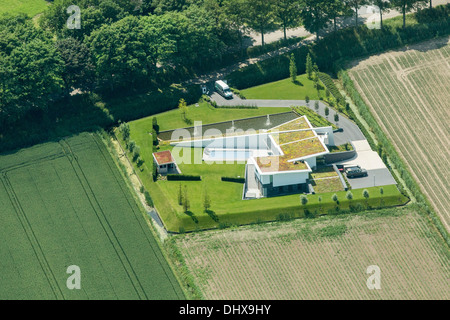 Niederlande, Barendrecht, moderne Villa mit Dachgärten. Luftbild Stockfoto