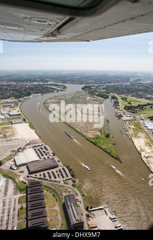 Niederlande, Hendrik-Ido-Ambacht, Sophiapolder. Noord-Fluss. Binnenschiffe Fracht Boote. Hintergrund Stadt Dordrecht. Luftbild Stockfoto