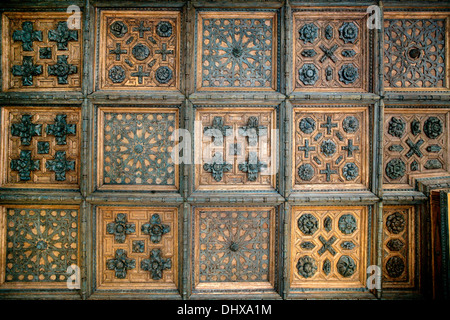 Aufwendige Intarsien und ausgefallene decken im spanischen Real Alcazar von Sevilla ist ein königlicher Palast und einmal eine maurische Festung war. Stockfoto