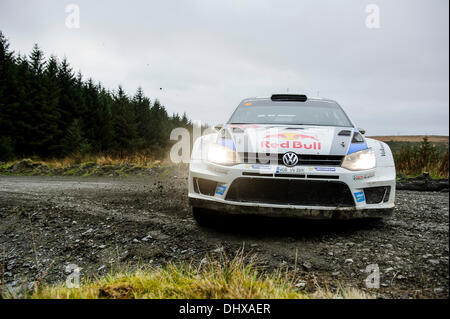 Powys, Wales. 15. November 2013. Sebastien Ogier und Julien Ingrassia von Frankreich (FRA) während Auto fahren ihre VOLKSWAGEN MOTORSPORT Volkswagen Polo R WRC auf dem zweiten Durchlauf der Myherin Bühne (SS9) Tag 2 der Wales-Rallye Großbritannien, die letzte Runde der 2013 FIA Rallye WM. Bildnachweis: Aktion Plus Sport/Alamy Live-Nachrichten Stockfoto