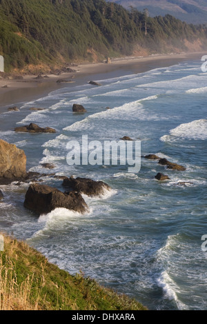 Die Brandung Pfund Crescent Beach entlang der Küste von Oregon, wie gesehen von Ecola State Park, Oregon. Stockfoto