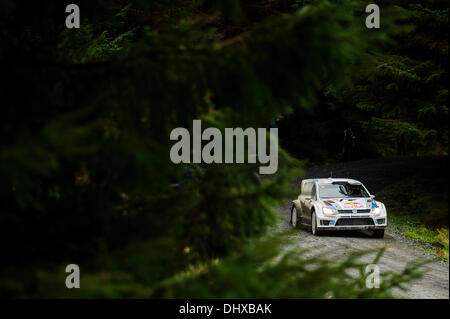 Powys, Wales. 15. November 2013. Sebastien Ogier und Julien Ingrassia von Frankreich (FRA) während Auto fahren ihre VOLKSWAGEN MOTORSPORT Volkswagen Polo R WRC auf dem zweiten Durchlauf der Myherin Bühne (SS9) Tag 2 der Wales-Rallye Großbritannien, die letzte Runde der 2013 FIA Rallye WM. Bildnachweis: Aktion Plus Sport/Alamy Live-Nachrichten Stockfoto