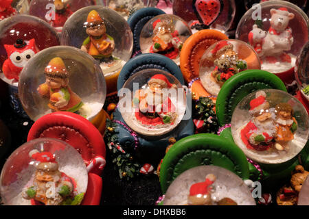 Snow Dome im Verkauf bei Deutschen Weihnachtsmarkt Southbank London Stockfoto