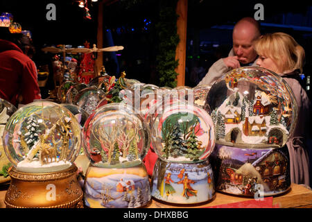 Snow Dome im Verkauf bei Deutschen Weihnachtsmarkt Southbank London Stockfoto