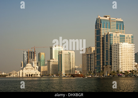 vielstöckige Gebäude an der Khaileed-Lagune Stockfoto