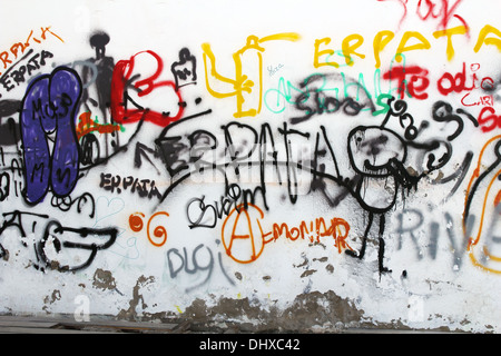 bunte Graffiti auf einer weißen Wand Stockfoto