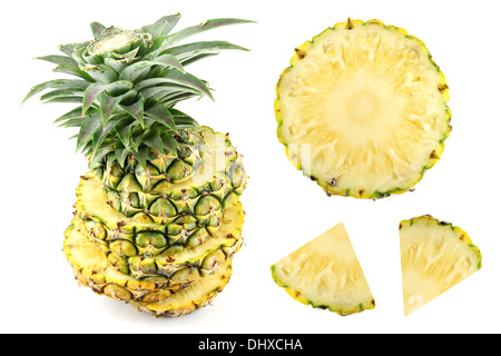 Ananasscheibe auf weißem Hintergrund und Ananas platziert werden. Stockfoto