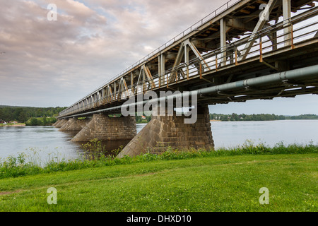 Die alte Post-WW2 Doppelstock-Brücke über den Kemijoki-Fluss in der Stadt Rovaniemi am Polarkreis. Stockfoto