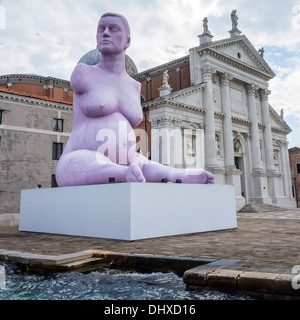 Biennale von Venedig, Skulptur Alison Lapper schwanger, geboren ohne Arme und mit verkürzten Beinen, eine Bedingung genannt Conterganschädigung Stockfoto