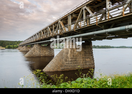 Die alte Post-WW2 Doppelstock-Brücke über den Kemijoki-Fluss in der Stadt Rovaniemi am Polarkreis. Stockfoto