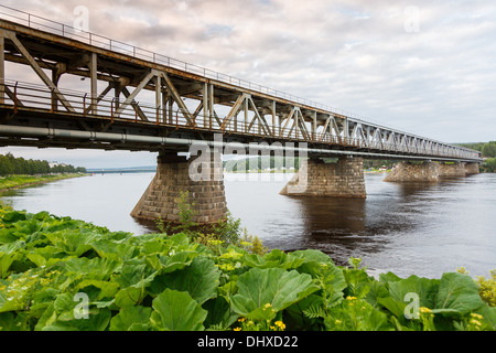 Die alte Post-WW2 Doppelstock-Brücke über den Kemijoki-Fluss in der Stadt Rovaniemi am Polarkreis. Stockfoto