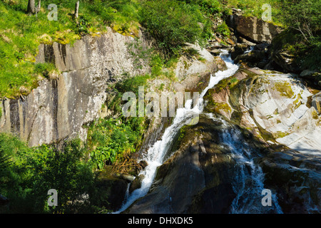 Vistea Fluss bildet einen kleinen Wasserfall in der Nähe zum Basis-Camp in Faragas Berge, Rumänien Stockfoto