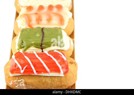 Donuts sortieren in der Bambus-Schale auf weißem Hintergrund. Stockfoto