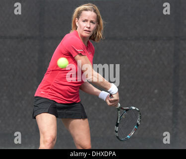 Boca Raton, Florida, USA.  15. November 2013. Schauspielerin ELISABETH SHUE, auf Platz im Freien Training für den 2013 Chris Evert/Raymond James Pro-Celebrity Tennis Classic im Boca Raton Resort & Club, Boca Raton, Florida. Seit 1989 hat Chris Evert Wohltätigkeitsorganisationen mehr als $ 20,6 Millionen für Floridas gefährdete Kinder angehoben. Bildnachweis: Arnold Drapkin/ZUMAPRESS.com/Alamy Live-Nachrichten Stockfoto