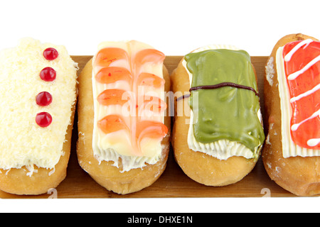 Donuts sortieren in der Bambus-Schale auf weißem Hintergrund. Stockfoto