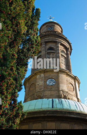 Str. Marys Kirche, Horsefair, Banbury. Blick auf den Turm gegen die hellen blauen Herbsthimmel. Stockfoto