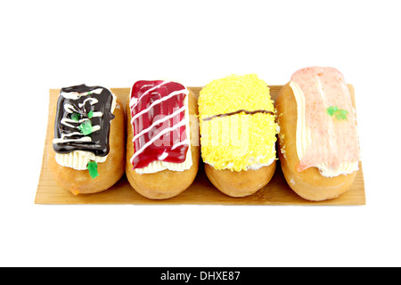 Donuts sortieren in der Bambus-Schale auf weißem Hintergrund. Stockfoto