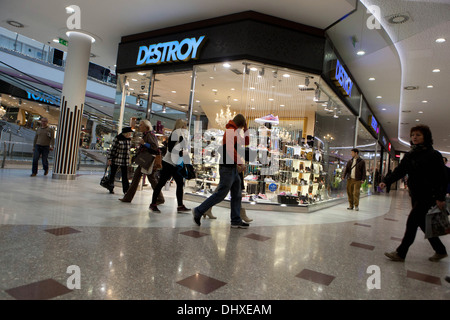 Menschen beim Einkaufen in den Supermarkt, Prag, Tschechische Republik Europa Stockfoto