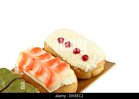 Donuts sortieren in der Bambus-Schale auf weißem Hintergrund. Stockfoto