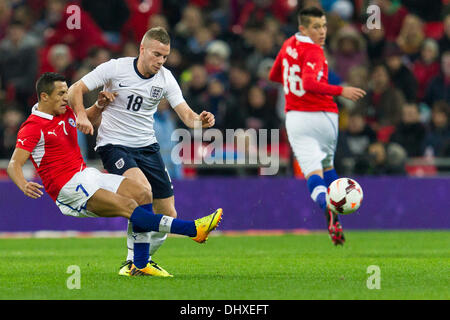 London, UK. 15. November 2013. Chiles Alexis SANCHEZ gewinnt den Ball trotz der Bemühungen von Englands Tom CLEVERLEY während die internationale Freundschaftsspiele Befestigung zwischen England und Chile vom Wembley Stadion entfernt. Bildnachweis: Aktion Plus Sport/Alamy Live-Nachrichten Stockfoto