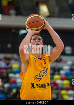 London, UK. 15. November 2013.   London Lions Kramer Knutson [5] gibt sein Debüt bei der British Basketball League Championship Spiel zwischen Löwen London und Sheffield Haie an der Kupfer-Box Arena London. Stephen Bartholomäus/Stephen Bartholomäus Fotografie/Alamy Live News Stockfoto