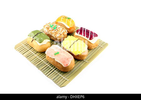 Mischen Sie Farbe Sushi Donuts in Bambus Schale auf weißem Hintergrund. Stockfoto