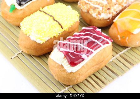 Closeup Mix Farbe Sushi Donuts in Bambus Schale auf weißem Hintergrund. Stockfoto