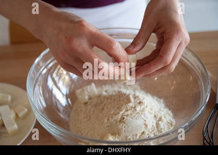 Köchin bereitet Zucker und Gluten freie Plätzchen Stockfoto