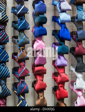 Seidenkrawatten anzeigen in einem Schaufenster, Rom, Italien Stockfoto