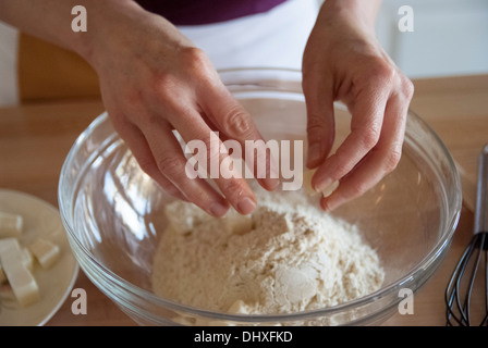 Köchin bereitet Zucker und Gluten freie Plätzchen Stockfoto