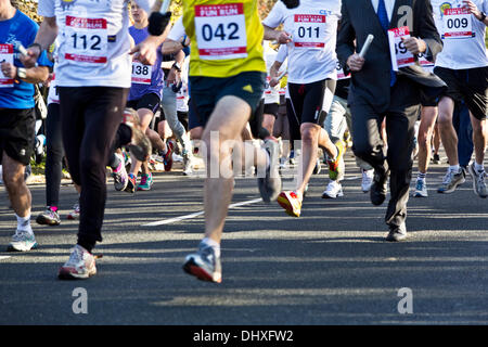 Nahaufnahme von Läufern Beine zu Beginn des Rennens an der Cambridge Fun Run zugunsten der BBC Kinder in Not 15. November 2013 Cambridge, England Stockfoto