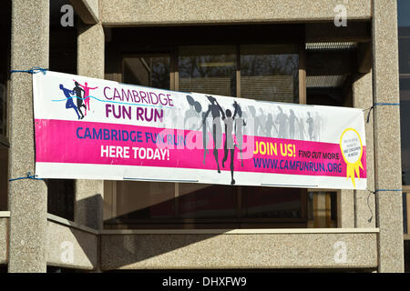 Eine große Cambridge Fun Run zugunsten der BBC Kinder in Not 15. November 2013 banner Cambridge, England Stockfoto