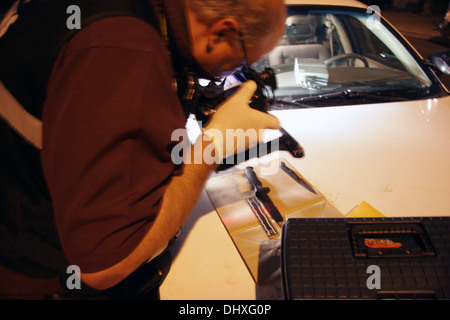 Ein Offizier Las Vegas Metro Polizei CSI - Crime Scene Investigator - Fotografien zwei Messer für an einem Tatort in Las Vegas, Nevada, USA Stockfoto