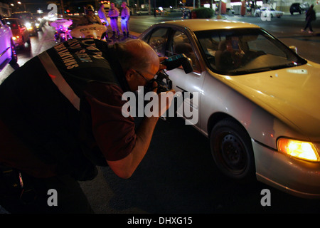 Las Vegas Metro Polizist CSI - Crime Scene Investigator - Fotografien ein Verkehrsunfalls, Las Vegas, Nevada, USA Stockfoto