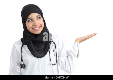 Arabische Arzt Frau präsentiert mit der Handfläche nach oben auf einem weißen Hintergrund isoliert Stockfoto